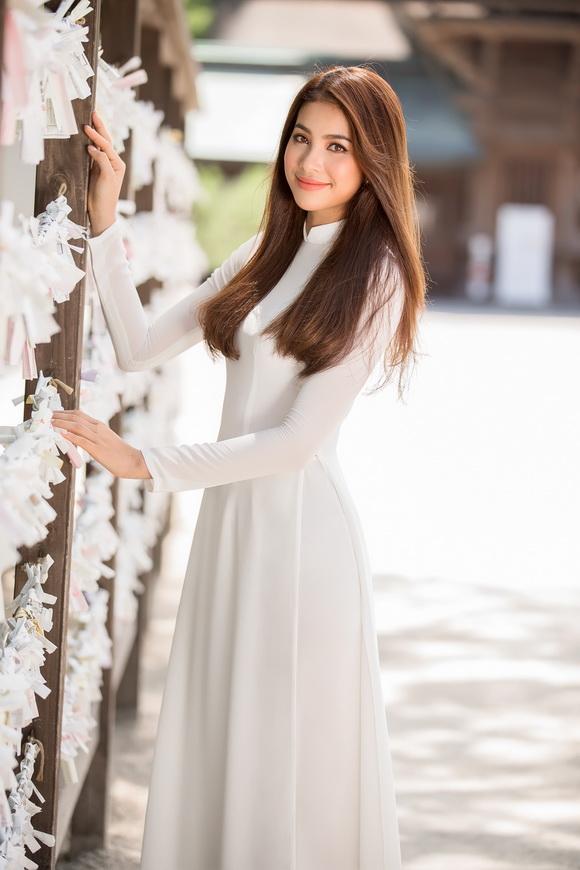 Hoa hậu phạm hương,hoa hậu hoàn vũ việt nam 2015,phạm hương diện áo dài trắng,thời trang sao,sao Việt