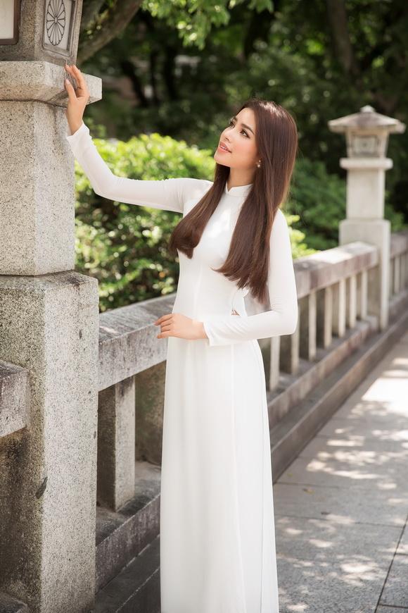 Hoa hậu phạm hương,hoa hậu hoàn vũ việt nam 2015,phạm hương diện áo dài trắng,thời trang sao,sao Việt
