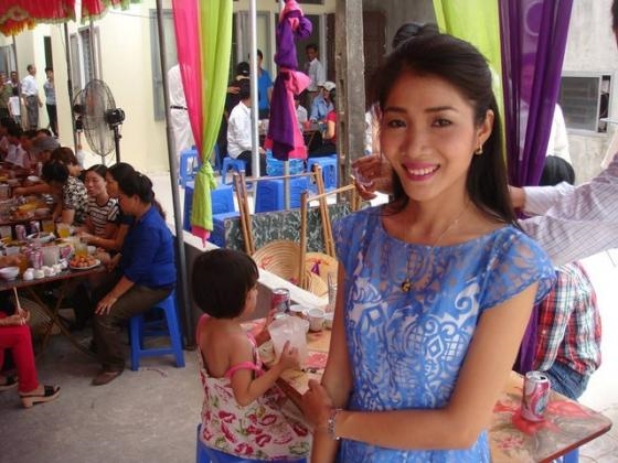 hoàng thùy, mẫu việt, 