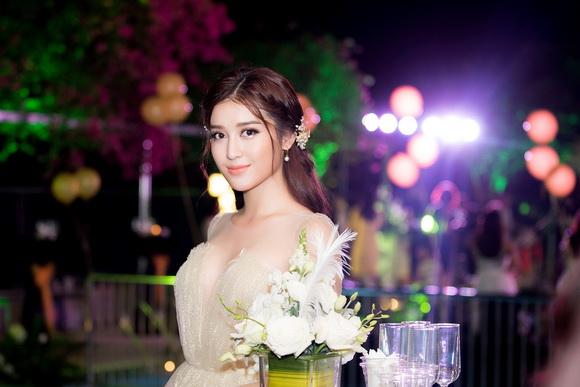 Á hậu huyền my,hoa hậu việt nam 2014,huyền my tựa nữ thần,thời trang sao,sao Việt
