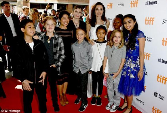 thời trang sao,Diễn viên Angelina Jolie,Angelina Jolie gầy gò,Angelina Jolie gầy trơ xương, sao Hollywood