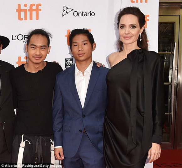 Angelina Jolie, Angelina Jolie gầy gò, gu thời trang Angelina Jolie,thời trang sao,sao Hollywood