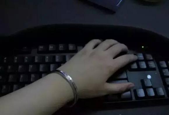 Đeo đồng hồ tay trái, đeo vòng, cổ tay trái, teo cơ