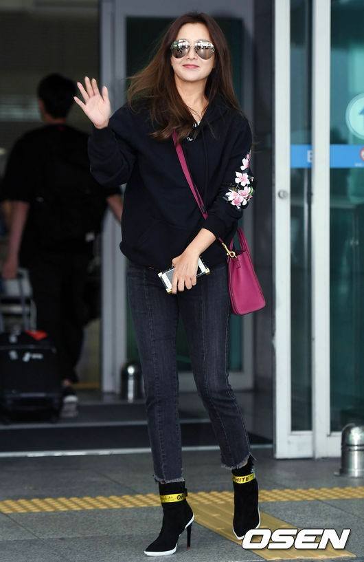 ,diễn viên Kim Hee Sun,Kim Hee Sun thời trang,style sân bay của Kim Hee Sun,thời trang sân bay của Kim Hee Sun