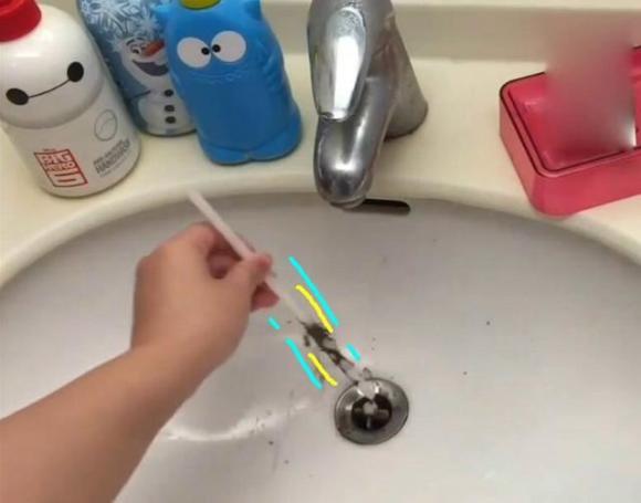mẹo lấy sạch tóc mắc trong lỗ thoát nước bồn rửa, làm sạch lỗ thoát nước bồn rửa, lấy sạch tóc bằng 1 cái ống hút,tin tức,làm sao