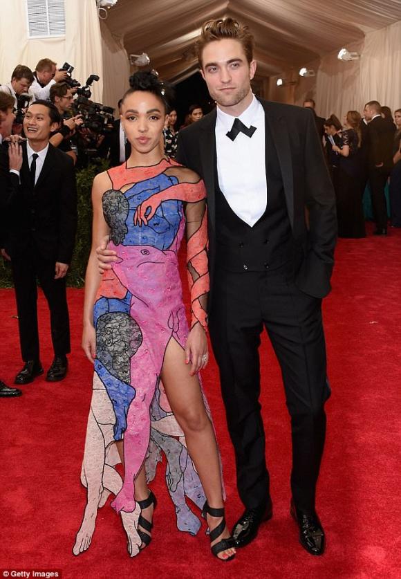 chuyện làng sao,Robert Pattinson và FKA Twigs,Robert Pattinson và bạn gái mới KA twigs,Robert Pattinson chia tay bạn gái, sao Hollywood