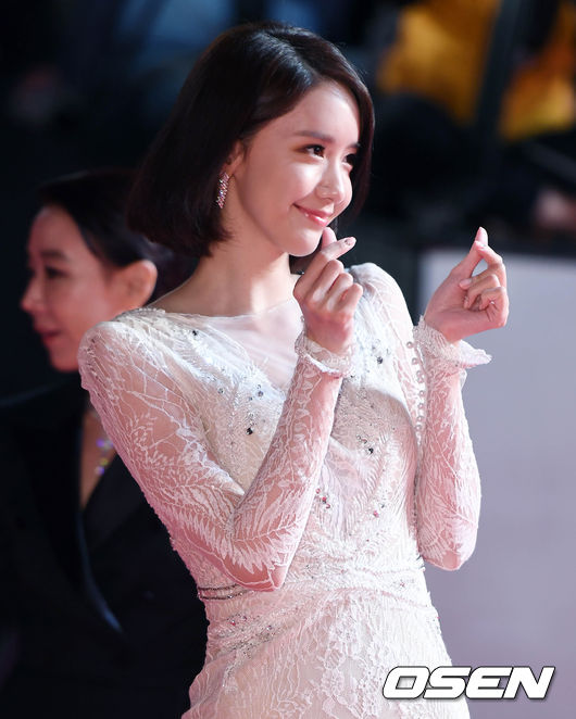 ,Yoona tươi tắn,ca sĩ Yoona SNSD,quý ông Jang Dong Gun,Tài tử Jang Dong Gun, thảm đỏ lhp quốc tế busan, sao Hàn, LHP Quốc tế Busan2017