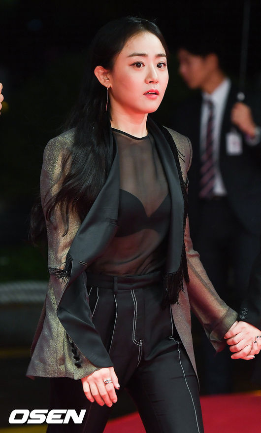 ,Yoona tươi tắn,ca sĩ Yoona SNSD,quý ông Jang Dong Gun,Tài tử Jang Dong Gun, thảm đỏ lhp quốc tế busan, sao Hàn, LHP Quốc tế Busan2017