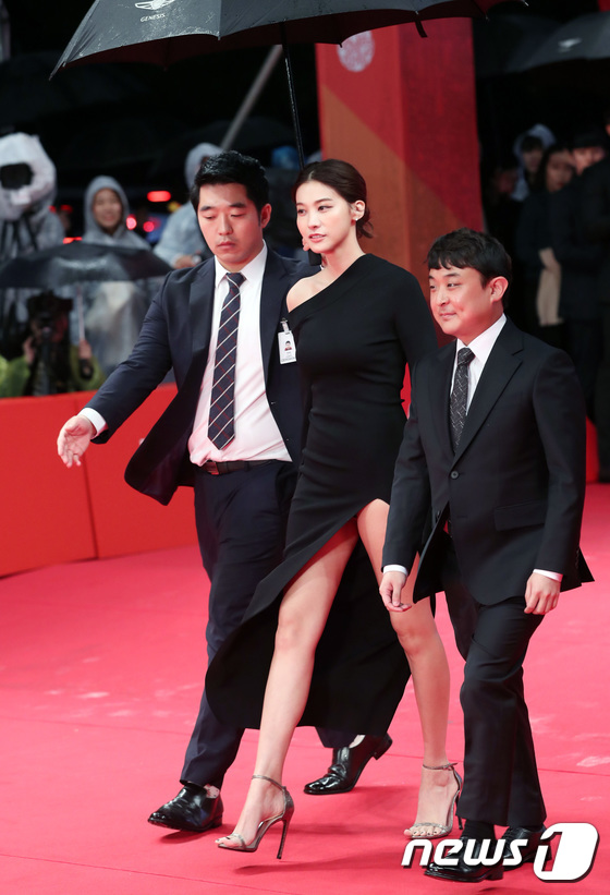 ,Yoona tươi tắn,ca sĩ Yoona SNSD,quý ông Jang Dong Gun,Tài tử Jang Dong Gun, thảm đỏ lhp quốc tế busan, sao Hàn, LHP Quốc tế Busan2017
