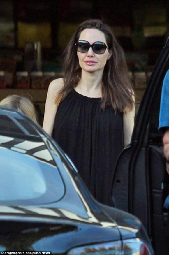 thời trang sao,Diễn viên Angelina Jolie, angelina jolie bị quấy rối tình dục, angelina jolie và con gái, angelina jolie đi mua sắm, sao Hollywood