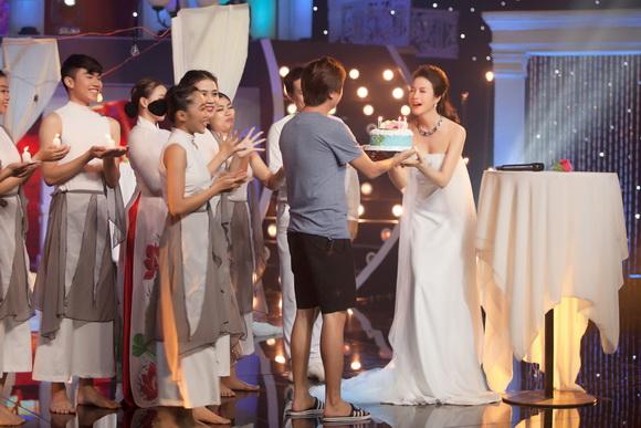 Mc thanh mai,diễn viên thanh mai,thanh mai được tặng bánh sinh nhật,truyền hình,truyền hình Việt