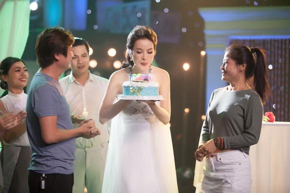 Mc thanh mai,diễn viên thanh mai,thanh mai được tặng bánh sinh nhật,truyền hình,truyền hình Việt