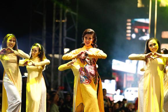 đông nhi, cô ba sài gòn, Fashionology Festival 2017