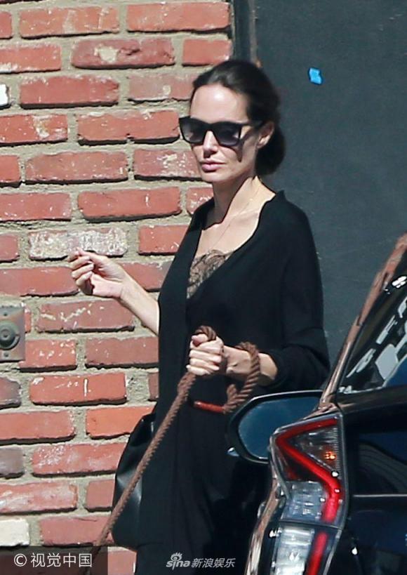 thời trang sao,Angelina Jolie gầy gò, angelina jolie gân guốc, cân nặng của angelina jolie, angelina jolie mặc đồ đen, sao Hollywood