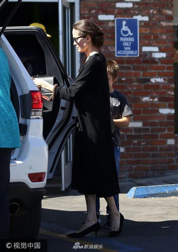 thời trang sao,Angelina Jolie gầy gò, angelina jolie gân guốc, cân nặng của angelina jolie, angelina jolie mặc đồ đen, sao Hollywood