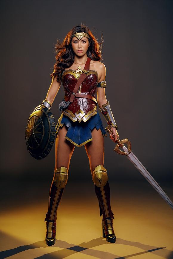 Minh Tú,Minh Tú hoá Wonder Woman,Minh Tú cosplay