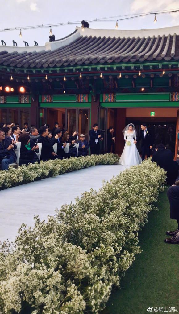 Cận cảnh chiếc váy cưới Dior thắt đáy lưng ong của Song Hye Kyo trong hôn  lễ thế kỷ  Tạp chí Đẹp