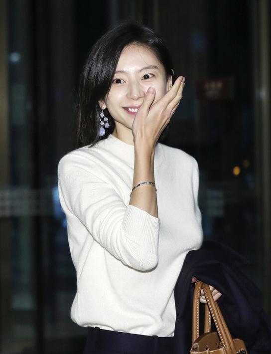 Park Soo Jin,Bae Yong Joon và Park Soo Jin,Park Soo Jin khoe bụng bầu