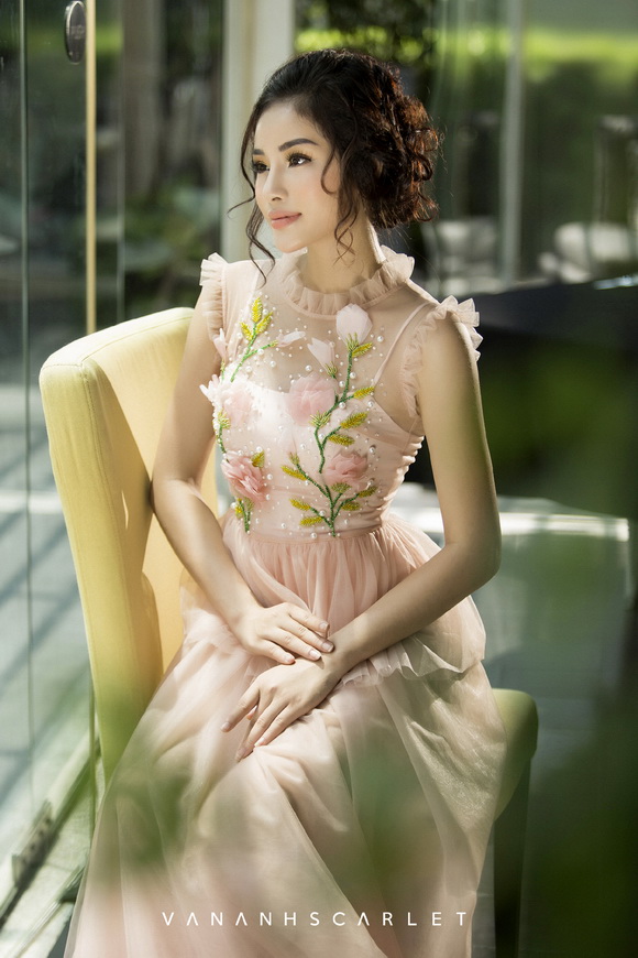 ntk-van-anh-1311-10-ngoisao.vn-w580-h870 2 Vân Anh Scarlet, BST Blooming Bouquet, BST Thu-Đông của Vân Anh Scarlet