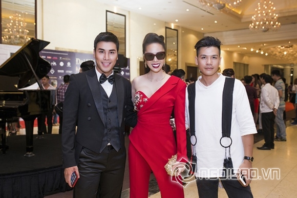 Á hậu Tố Uyên diện trang phục đỏ nổi bật tại Đại hội mỹ nam 5 0 Á hậu Tố Uyên DJ Eva, Thạc sĩ Tố Uyên, Đại hội Mỹ nam 5, Tố Uyên