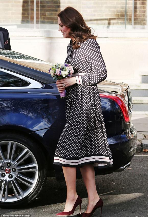 công nương Kate Middleton, công nương kate middleton bầu bí, công nương kate đi giày cao gót khi mang bầu
