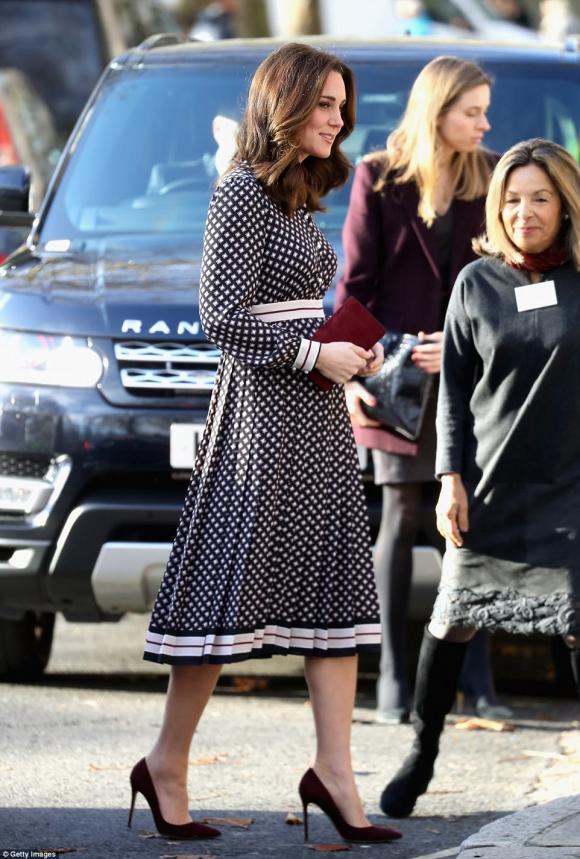 công nương Kate Middleton, công nương kate middleton bầu bí, công nương kate đi giày cao gót khi mang bầu