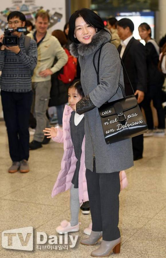 diễn viên lee young ae, cặp sinh đôi nhà lee young ae, lee young ae ở sân bay