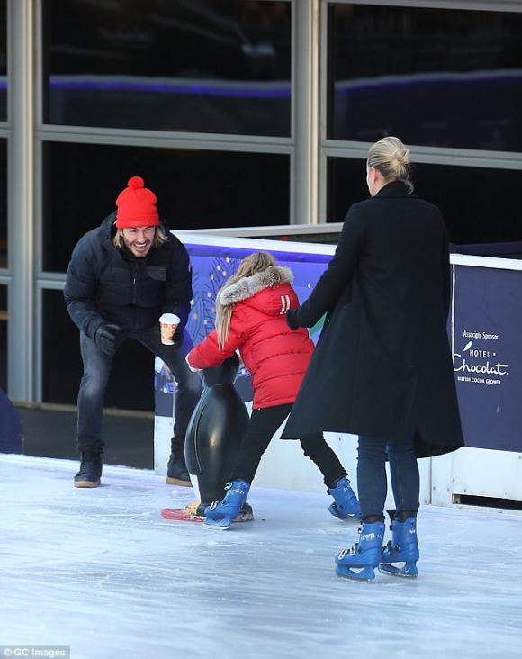 Harper Seven Beckham,Harper Seven con gái beck-vic, harper đi chơi trượt băng