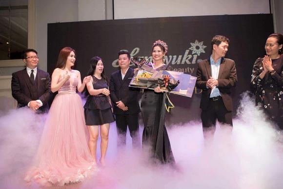 gala-dinner-cua-di-bang-1612-3-ngoisao.vn-w580-h387 2 Diễn viên Hồng Ánh, doanh nhân Di Băng, Gala Dinner Hanayuki