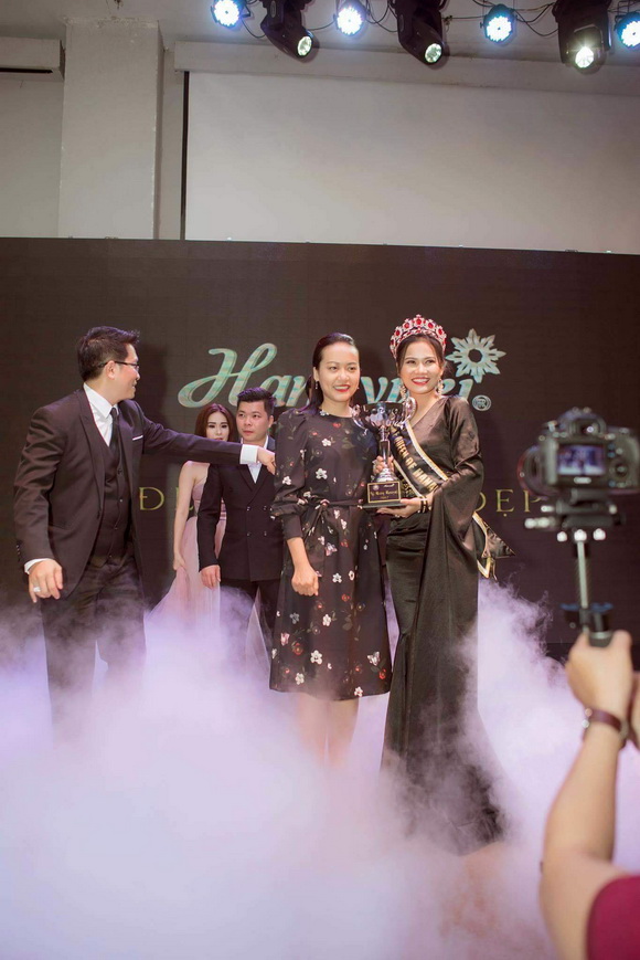 gala-dinner-cua-di-bang-1612-4-ngoisao.vn-w580-h869 1 Diễn viên Hồng Ánh, doanh nhân Di Băng, Gala Dinner Hanayuki
