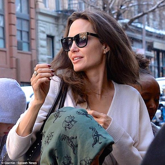 diễn viên Angelina Jolie,thời trang của Angelina Jolie, angelina jolie mặc đầm trắng 