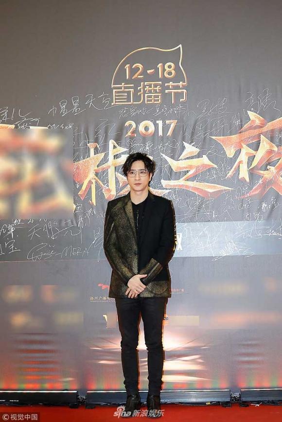 thảm đỏ Hoa Tiêu 2017, tiết chi khiêm bị cưỡng hôn, triệu hàn anh tử bị ngất xỉu