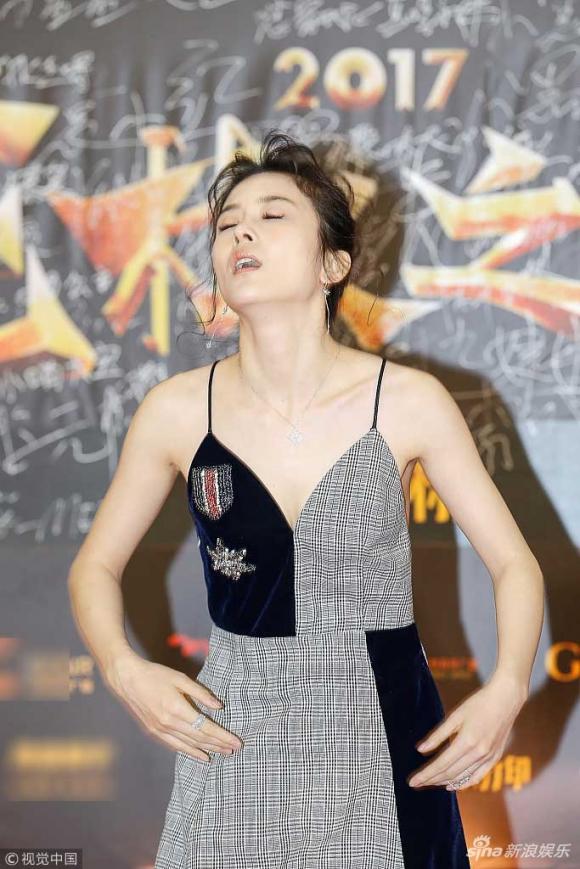 thảm đỏ Hoa Tiêu 2017, tiết chi khiêm bị cưỡng hôn, triệu hàn anh tử bị ngất xỉu