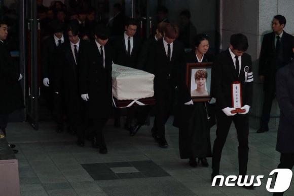 Jonghyun, jonghyun tự tử, đám tang jonghyun, jonghyun về nơi an nghỉ cuối cùng