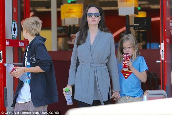 Diễn viên Angelina Jolie, angelina jolie gặp vấn đề tài chính, angelina jolie đi mua sắm giá rẻ