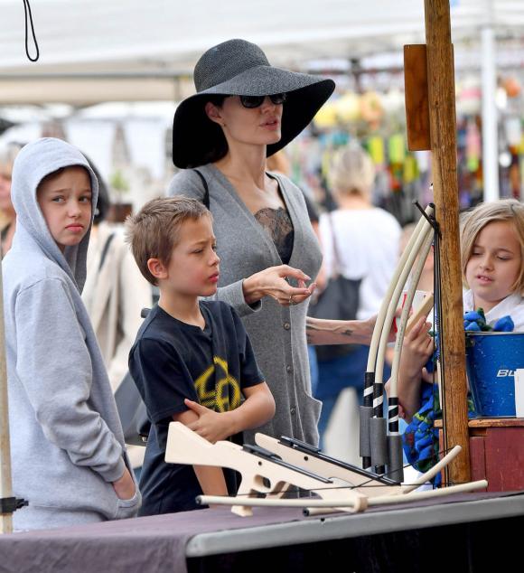 Diễn viên Angelina Jolie, angelina jolie gặp vấn đề tài chính, angelina jolie đi mua sắm giá rẻ