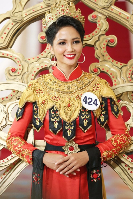 H’hen Niê, Hoa hậu Hoàn vũ H’hen Niê, Phạm Hương