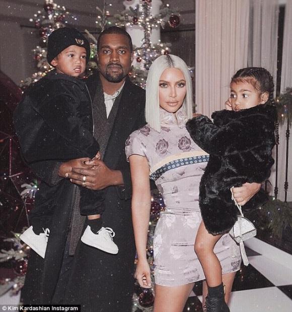 Kim Kardashian và Kanye West,Kim siêu vòng 3, bán ảnh con gái, con gái mới sinh
