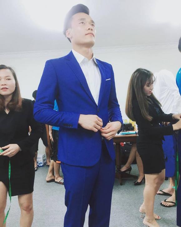 Tiến Dũng lịch lãm khi mặc vest. Tiến Dũng lịch lãm khi mặc vest.