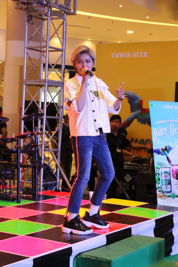 Vicky Nhung, sao việt