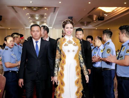 hoa-hau-bui-thi-ha-291-3-4-ngoisao.vn-w500-h382 1 Đàm Vĩnh Hưng, Đàm Vĩnh Hưng, Sao Việt