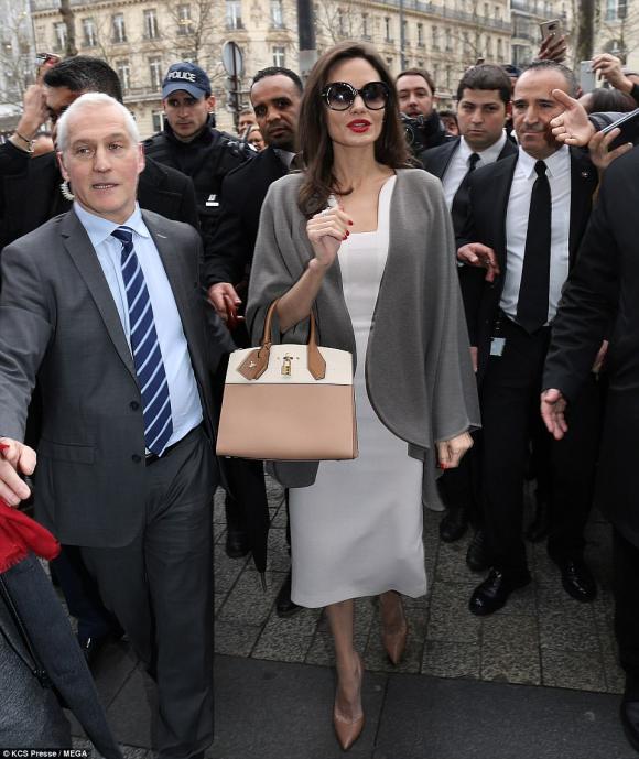 Diễn viên Angelina Jolie, angelina jolie biến hóa, đồ đơn sắc, chuyến đi pháp
