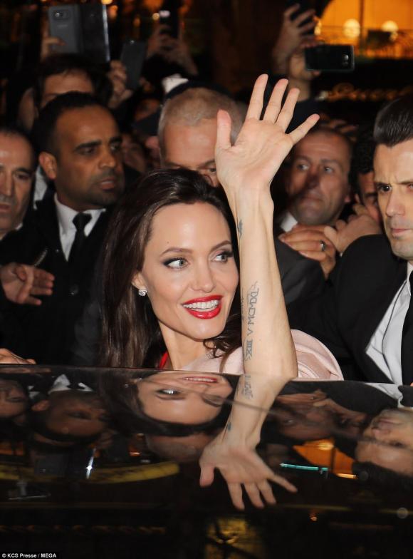 Diễn viên Angelina Jolie, angelina jolie biến hóa, đồ đơn sắc, chuyến đi pháp