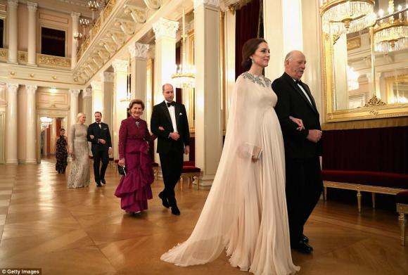 công nương Kate Middleton, công nương kate lộng lẫy, váy như rèm cửa