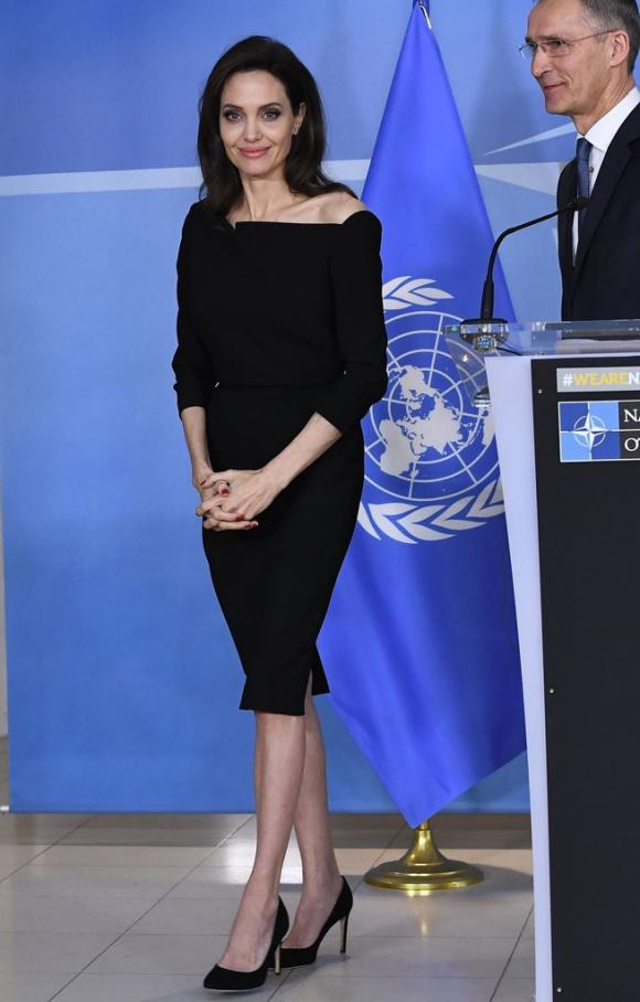 Diễn viên Angelina Jolie, angelina jolie chân thon, đầm ren đen
