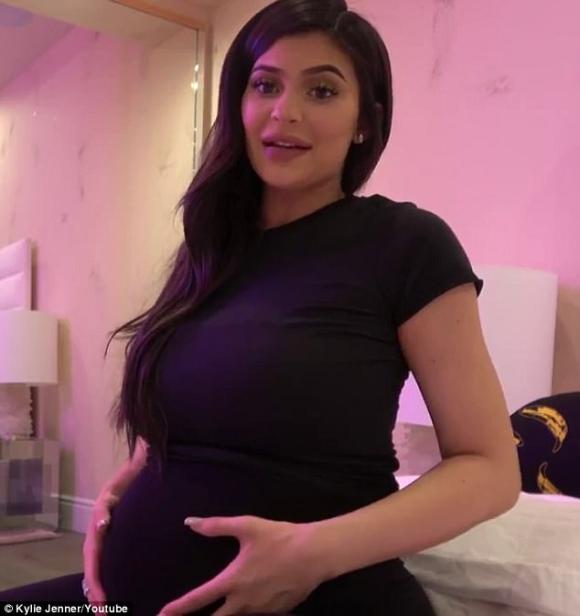 Kylie Jenner,em gái Kim Kylie Jenner, hạ sinh con gái đầu lòng