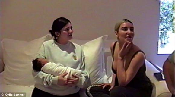 Kylie Jenner,em gái Kim Kylie Jenner, hạ sinh con gái đầu lòng