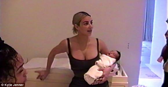 Kylie Jenner,em gái Kim Kylie Jenner, hạ sinh con gái đầu lòng