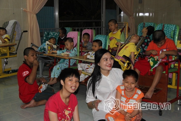 Hoa Hậu Trần Huyền Nhung, hoa hậu vì cộng đồng trần huyền nhung, sao việt