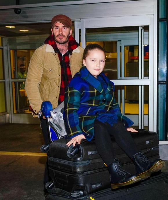 ,Harper Seven Beckham,Harper búi tóc củ hành,con gái David Beckham